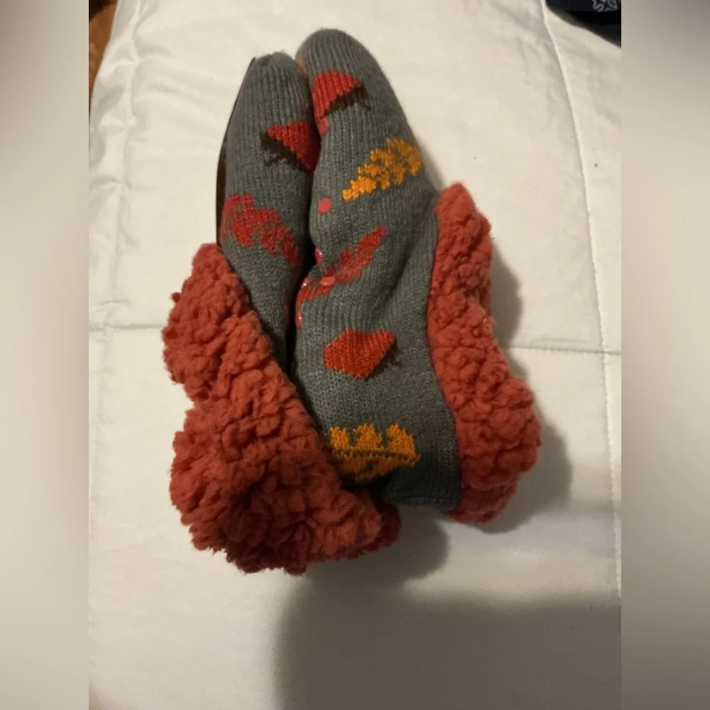Serra Women's Fuzzy Knit Slipper Socks - Coral and Gray